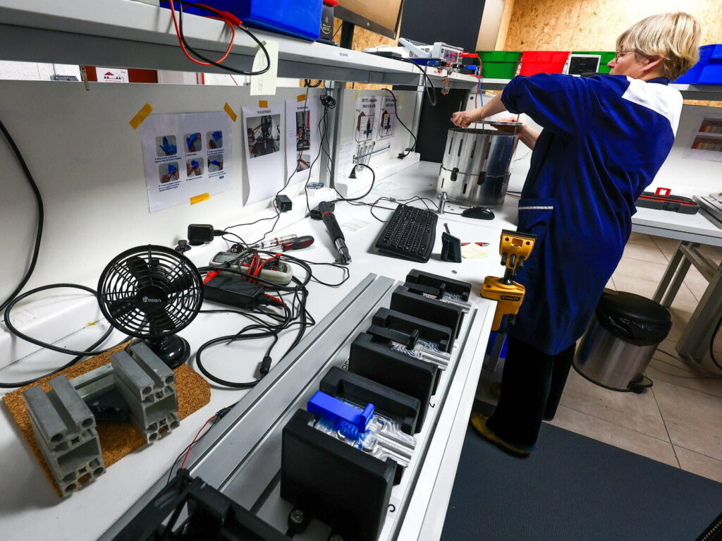 Poste de travail chez Nimesis Technology avec équipements de précision pour l'industrie spatiale