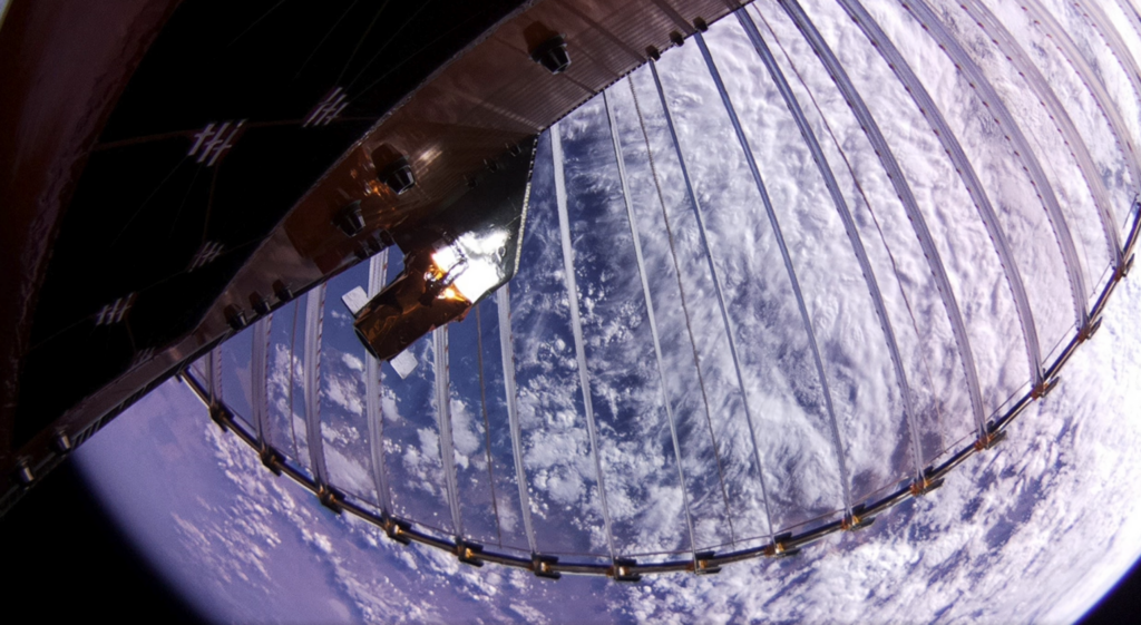 Déploiement en orbite de l’antenne wrapped rib d’Oxford Space Systems, activé grâce au mécanisme de largage Triggy de Nimesis Technology.